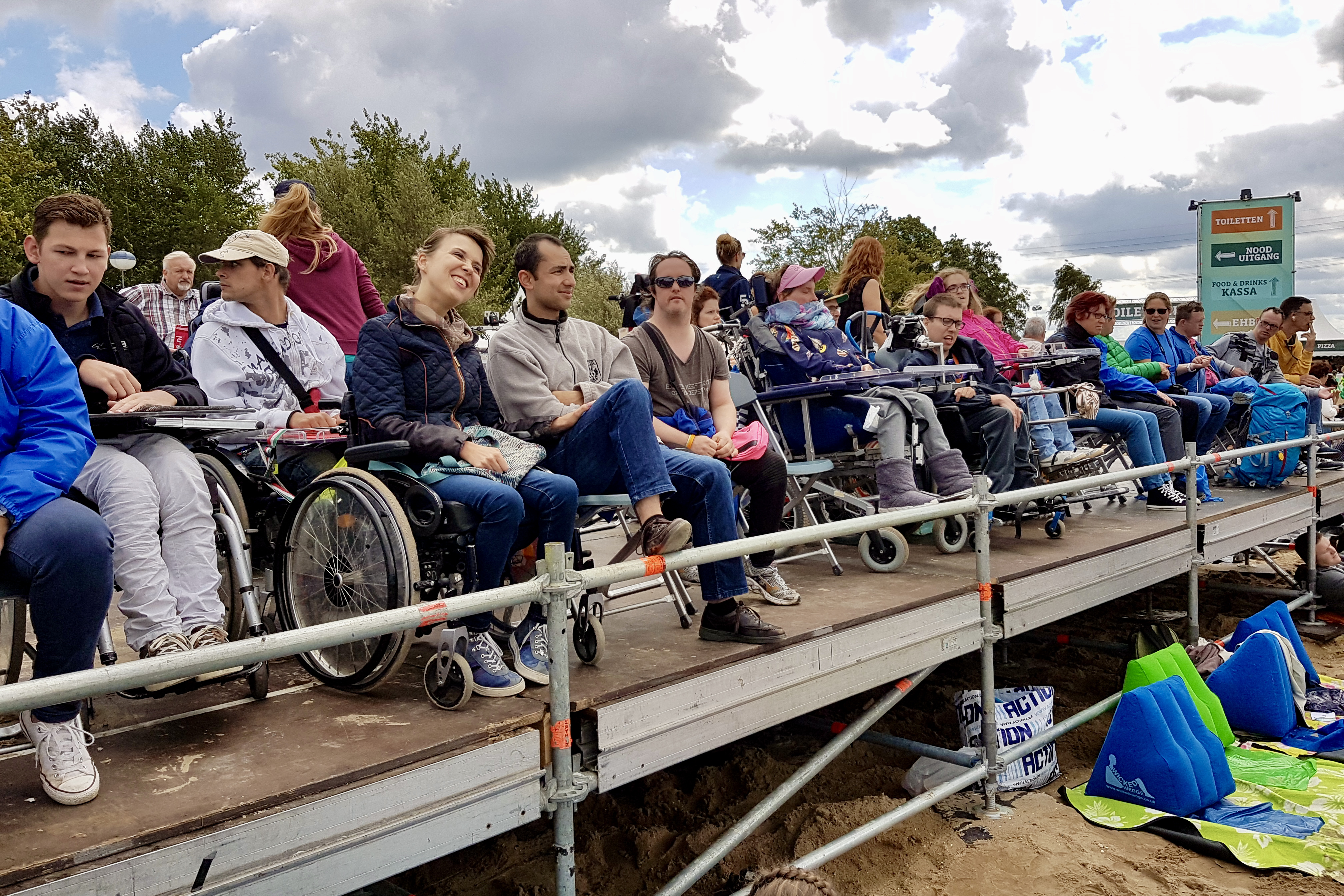 Bezoekers op het rolstoelplatform bij Strandfestival Zand