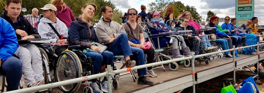 Bezoekers op het rolstoelplatform bij Strandfestival Zand