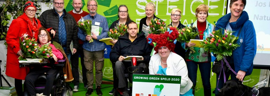 Deenemers van de werkgroep ontvangen de Growing Green Speld