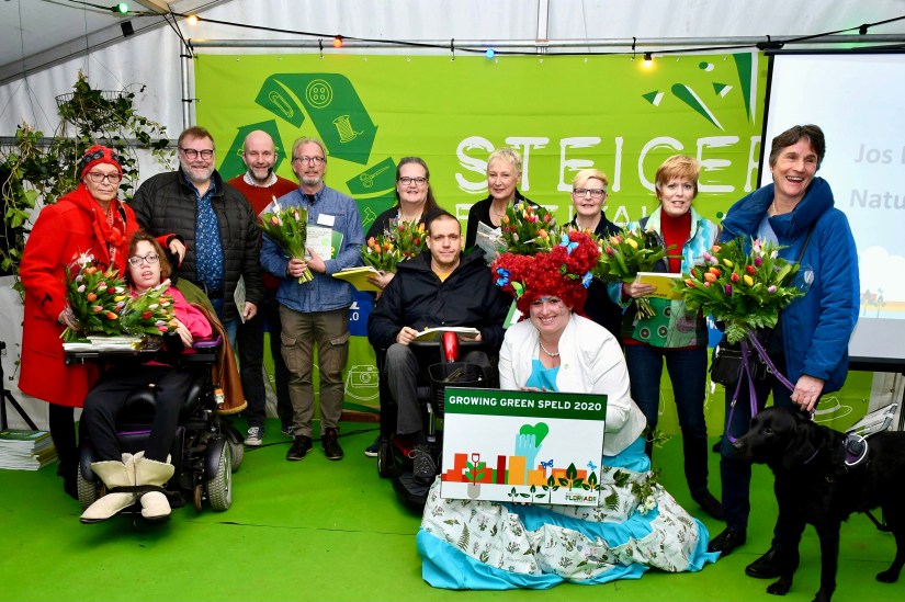 Deenemers van de werkgroep ontvangen de Growing Green Speld