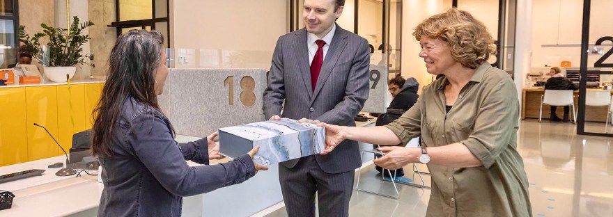 De opening van de loketcommunicatie door Wethouders Froukje de Jonge en Julius Lindenberg.