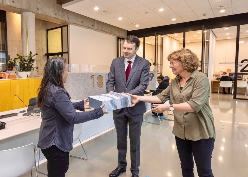 De opening van de loketcommunicatie door Wethouders Froukje de Jonge en Julius Lindenberg.