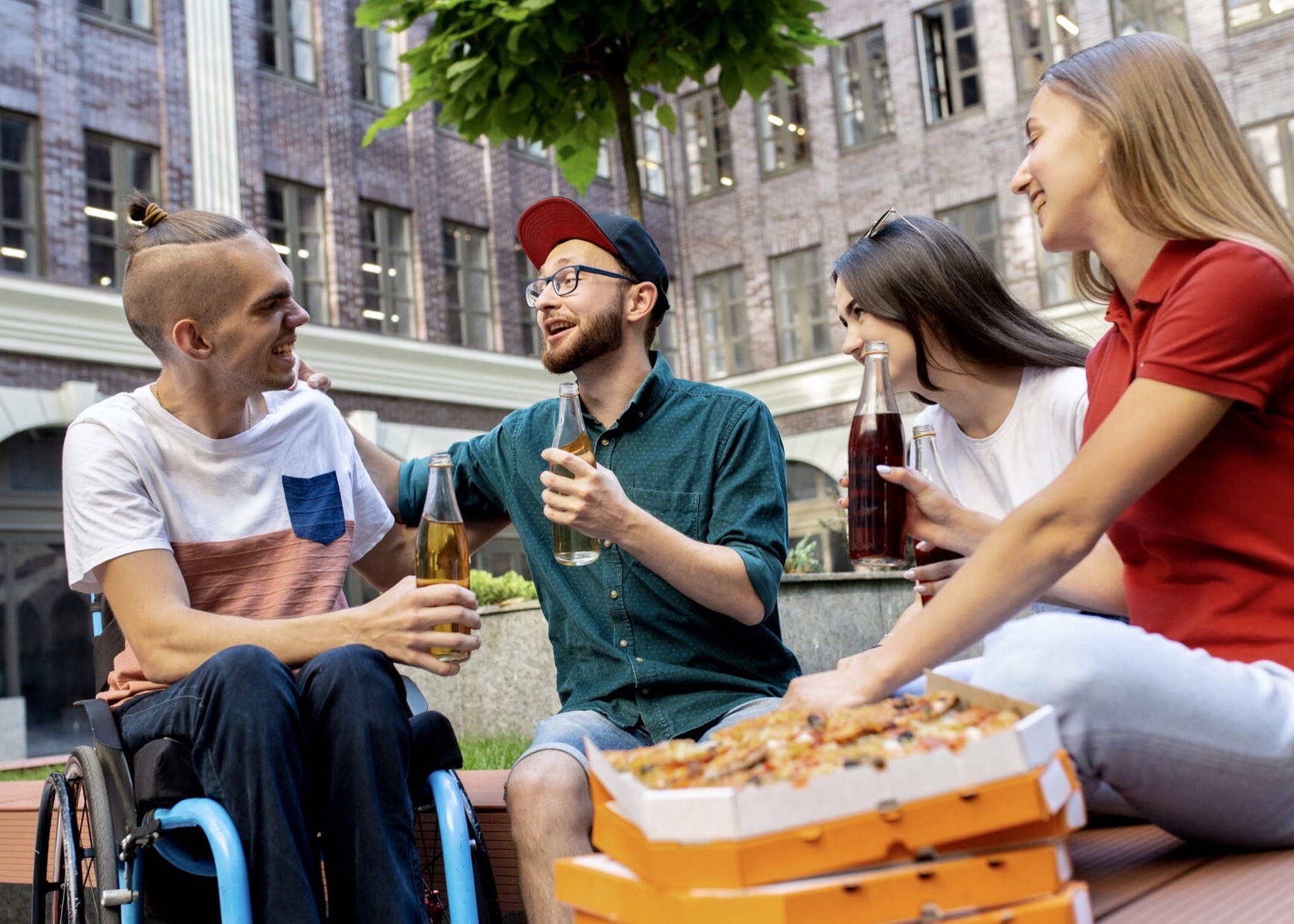 Jongeren met en zonder beperking chillen op een terras