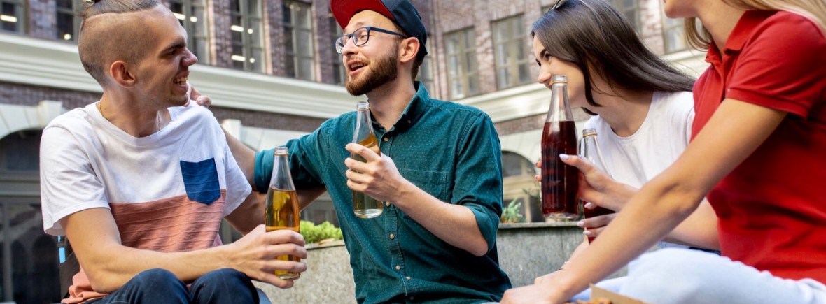 Jongeren met en zonder beperking chillen op een terras