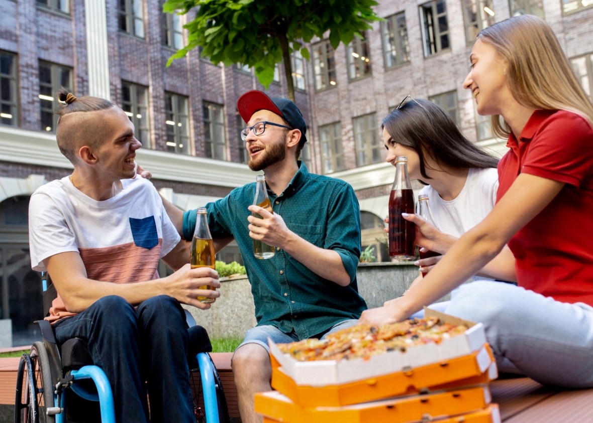Jongeren met en zonder beperking chillen op een terras