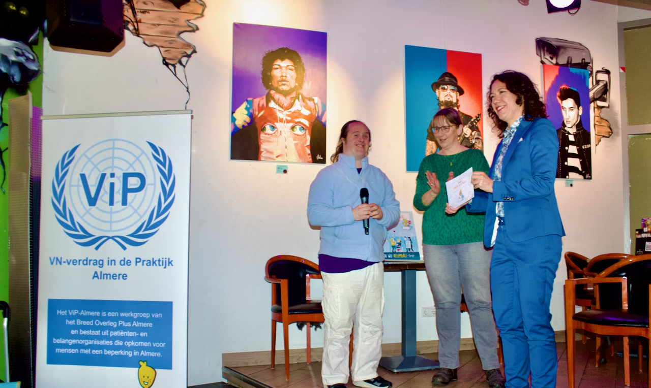Uitreiking Guusje Boekje 2 aan de wethouder