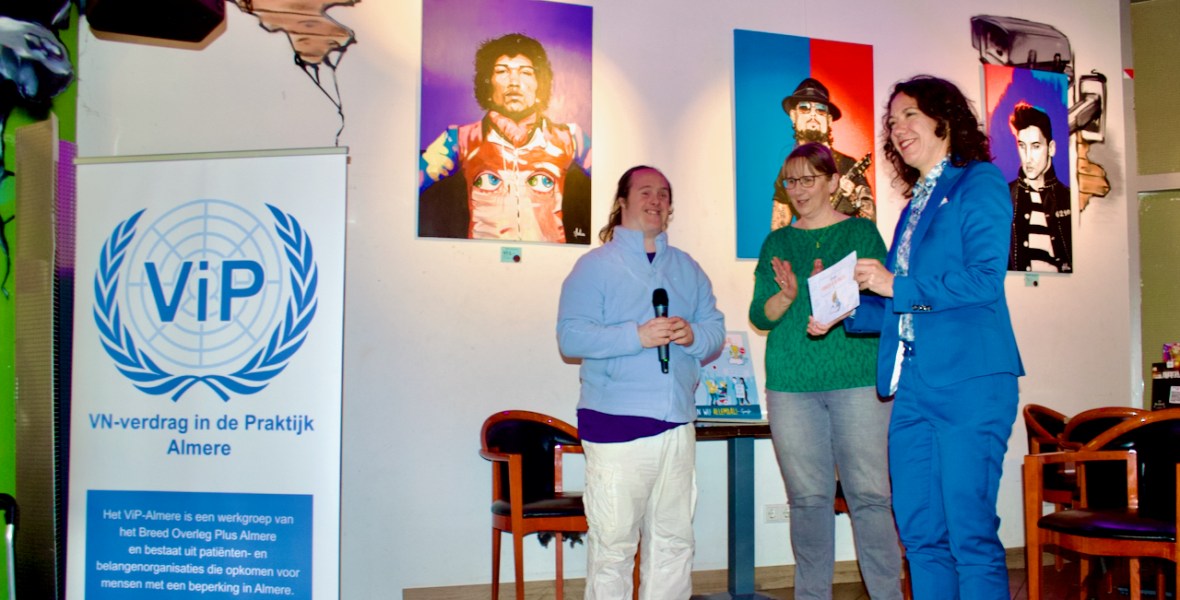 Uitreiking Guusje Boekje 2 aan de wethouder