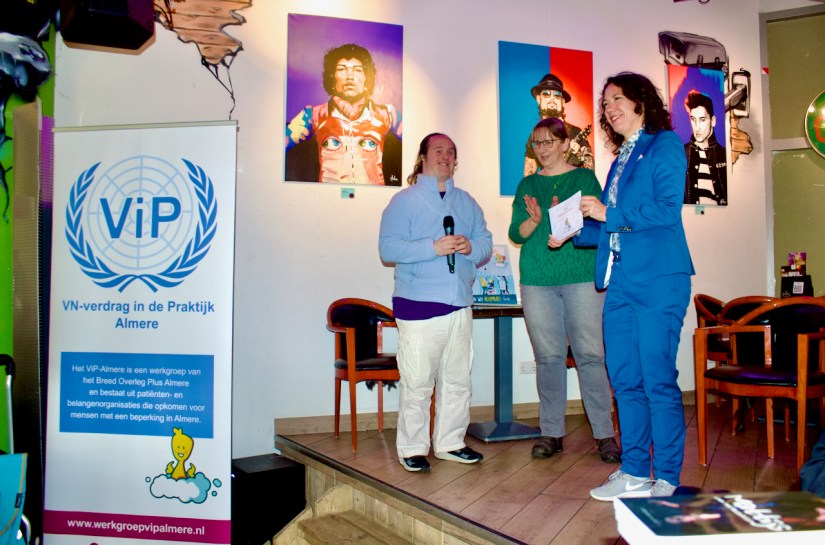 Uitreiking Guusje Boekje 2 aan de wethouder