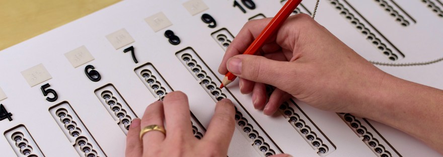 Iemand die stemt met de stemmal