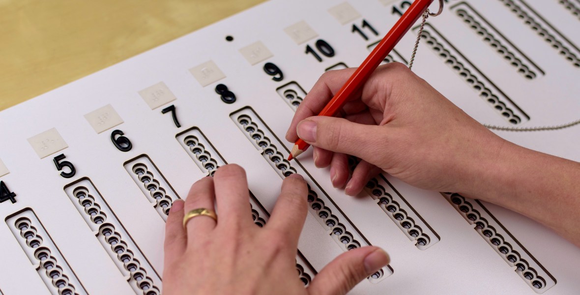 Iemand die stemt met de stemmal