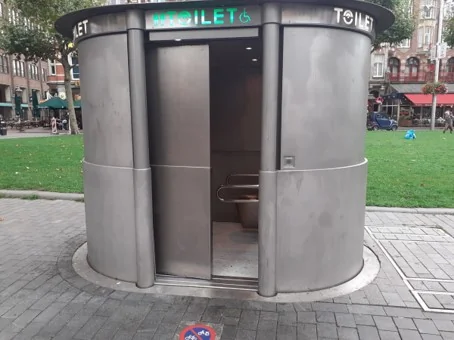 Een toegankelijk openbaar toilet op het Rembrandtplein in Amsterdam.