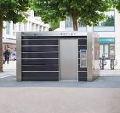 Voorbeeld van een toegankelijke openbare toiletvoorziening op een plein in een winkelgebied